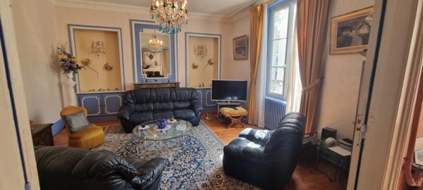 UNE MAISON DE VILLE BOURGEOISE AVEC PISCINE ET GARAGES EN CENTRE VILLE DE BLOIS 219.58 m2