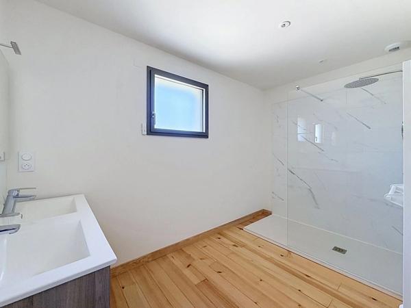 Maison à vendre plain-pied en bois de 149 m², 5 pièces, piscine, 2 garages - BERGERAC (24)