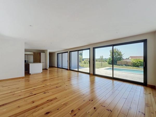 Maison à vendre plain-pied en bois de 149 m², 5 pièces, piscine, 2 garages - BERGERAC (24)