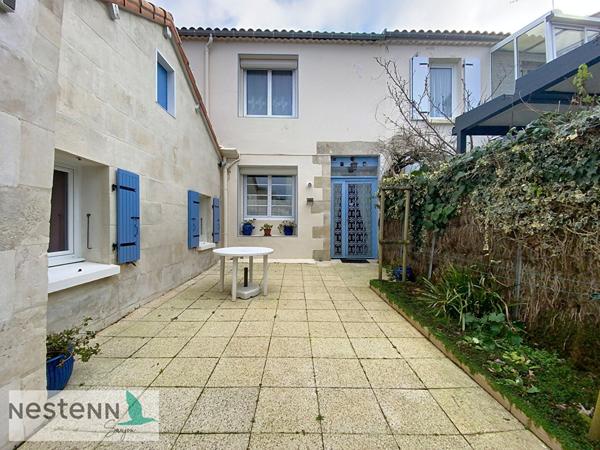 Maison + 3 T1 de rapport à vendre, 248 m² en tout avec 800 m² de terrain au centre ville de Saujon