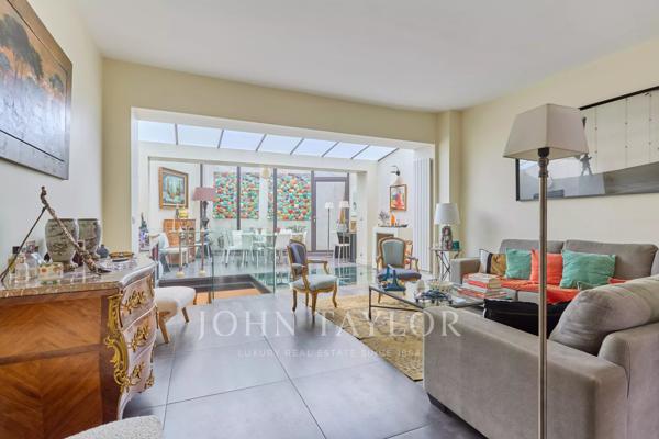 RARE — Duplex de réception avec entrée particulière au cœur du Triangle d'Or de la Muette (Quartier OCDE)