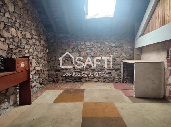 Maison à rénover au coeur du village de Labastide Rouairoux.