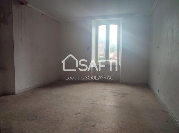 Maison à rénover au coeur du village de Labastide Rouairoux.