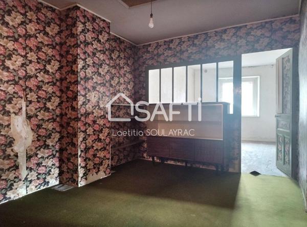 Maison à rénover au coeur du village de Labastide Rouairoux.