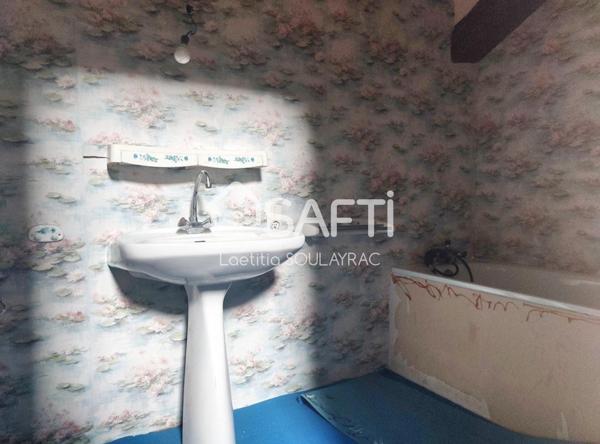 Maison à rénover au coeur du village de Labastide Rouairoux.