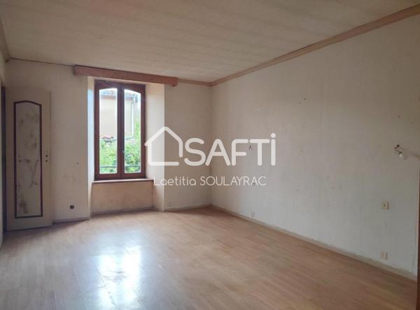 Maison à rénover au coeur du village de Labastide Rouairoux.