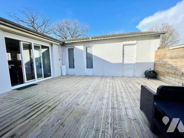 Maison de plain pied, terrasse, jardin et garage.
Elle se compose d'une entrée, un grand séjou...