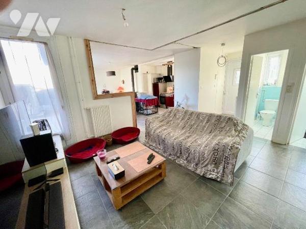 Maison de plain pied, terrasse, jardin et garage.
Elle se compose d'une entrée, un grand séjou...