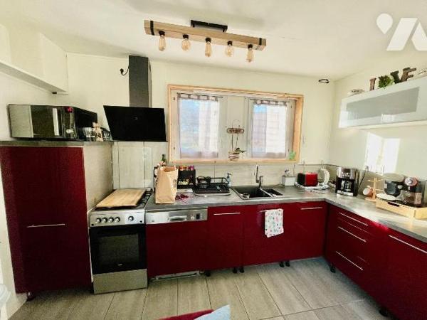 Maison de plain pied, terrasse, jardin et garage.
Elle se compose d'une entrée, un grand séjou...