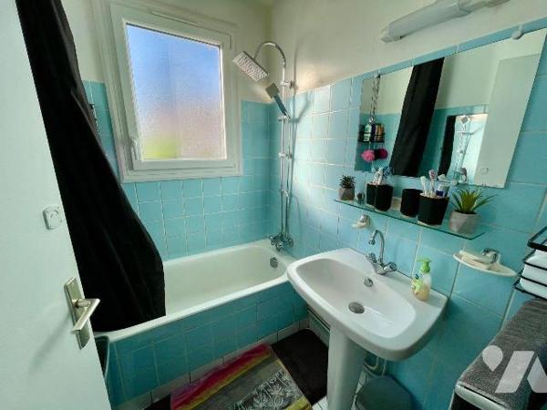 Maison de plain pied, terrasse, jardin et garage.
Elle se compose d'une entrée, un grand séjou...