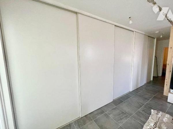 Maison de plain pied, terrasse, jardin et garage.
Elle se compose d'une entrée, un grand séjou...