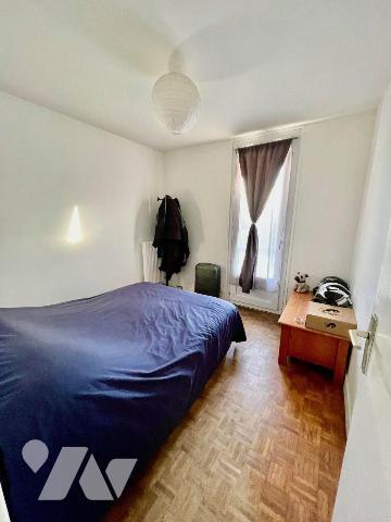 Maison de plain pied, terrasse, jardin et garage.
Elle se compose d'une entrée, un grand séjou...