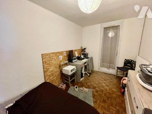 Maison de plain pied, terrasse, jardin et garage.
Elle se compose d'une entrée, un grand séjou...