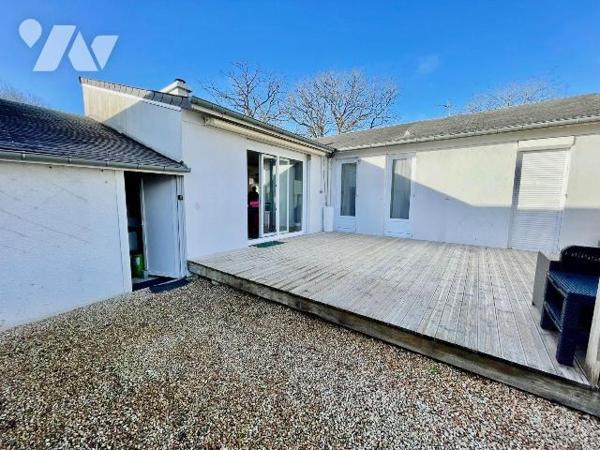 Maison de plain pied, terrasse, jardin et garage.
Elle se compose d'une entrée, un grand séjou...