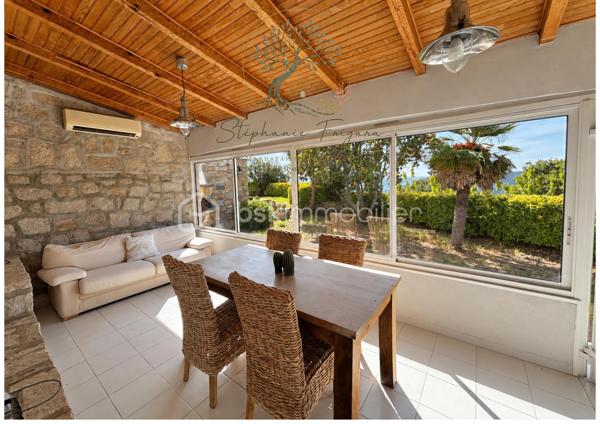 Au cœur du charmant village d’Appieto, cette demeure de caractère mitoyenne d’un côté séduit par son authenticité, son cachet et son atmosphère chaleureuse.
Extrêmement bien entretenue, cette maison offre de beaux volumes répartis sur quatre niveaux, ainsi qu’une remarquable vue sur le golfe d’Ajaccio et le golfe de Lava.
La maison se compose de quatre chambres, d’un salon avec cheminée, d’une cuisine dinatoire, et bénéficie notamment de parquets au sol qui participent pleinement à son charme.
Un terrain de 365 m², véritable atout en cœur de village, permet d’envisager la création d’un agréable espace extérieur : terrasse, jardin paysager, espace détente ou encore installation d’un spa, selon les envies.
La maison dispose également de la climatisation réversible ainsi que de l’ensemble des équipements nécessaires au confort quotidien.
Une propriété pleine de charme et de caractère, parfaitement entretenue, offrant un cadre de vie privilégié à proximité immédiate d’Ajaccio et bénéficiant d’un panorama exceptionnel sur les deux golfes.