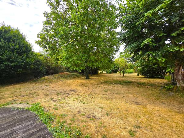 Maison de bourg, sa vie de plain-pied, ses 6 chambres et son terrain en coeur de village !