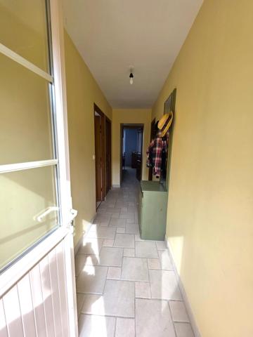 Maison de bourg, sa vie de plain-pied, ses 6 chambres et son terrain en coeur de village !