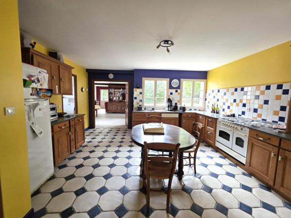Maison de bourg, sa vie de plain-pied, ses 6 chambres et son terrain en coeur de village !