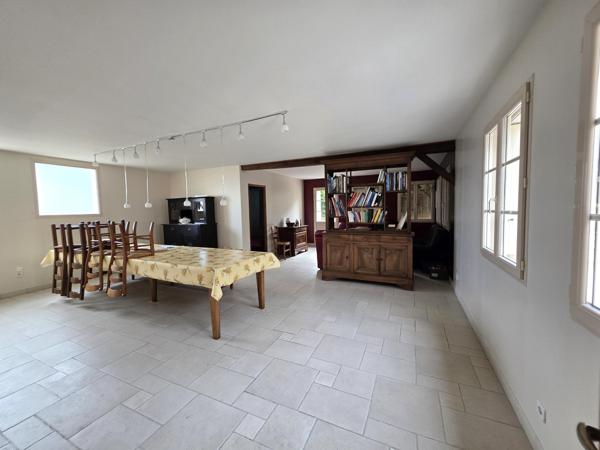 Maison de bourg, sa vie de plain-pied, ses 6 chambres et son terrain en coeur de village !