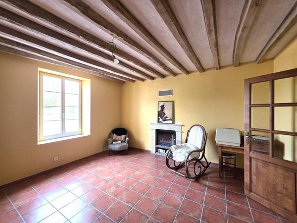 Maison de bourg, sa vie de plain-pied, ses 6 chambres et son terrain en coeur de village !