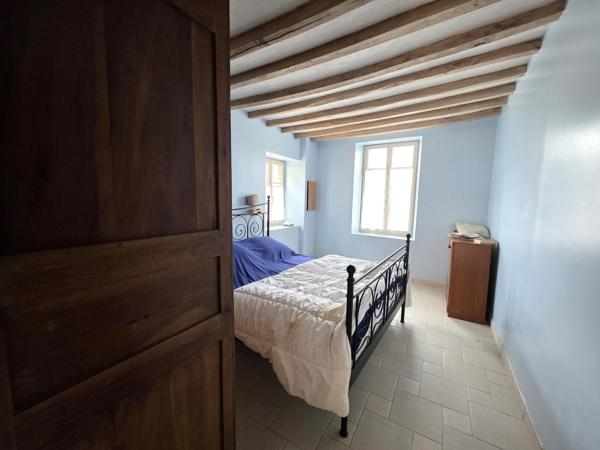 Maison de bourg, sa vie de plain-pied, ses 6 chambres et son terrain en coeur de village !