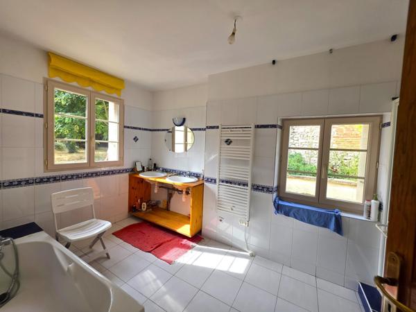 Maison de bourg, sa vie de plain-pied, ses 6 chambres et son terrain en coeur de village !