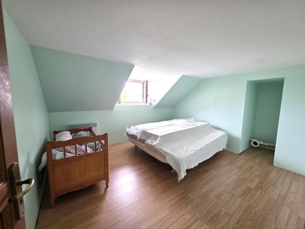 Maison de bourg, sa vie de plain-pied, ses 6 chambres et son terrain en coeur de village !