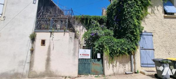 Maison de village érigée sur 2 niveaux avec terrasse et petite cour de 15 m²