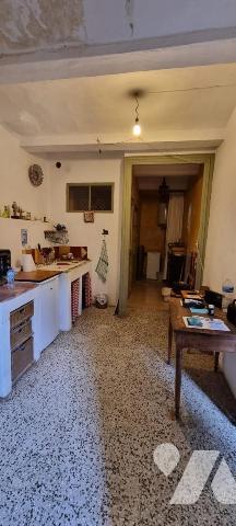 Maison de village érigée sur 2 niveaux avec terrasse et petite cour de 15 m²