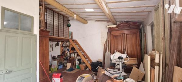 Maison de village érigée sur 2 niveaux avec terrasse et petite cour de 15 m²