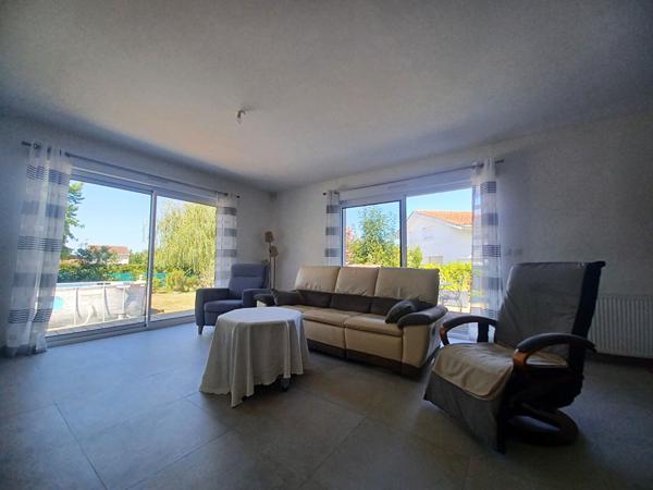 33530 BASSENS - Maison 5 pièces 123 m² A VENDRE avec Dépendance aménagée.