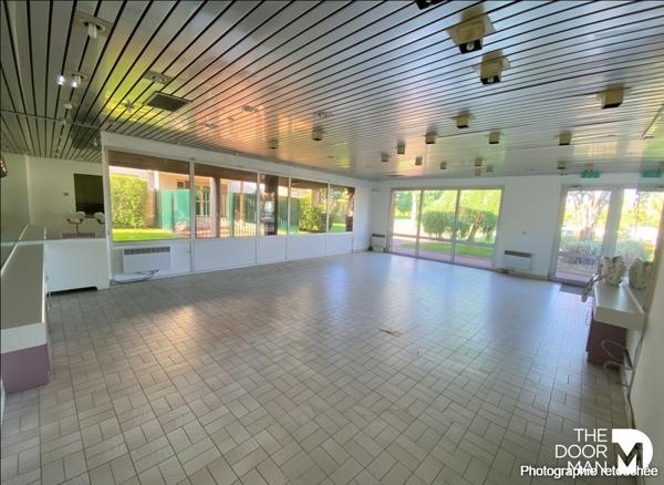 Locaux commerciaux - Vendu - 89 m² - MAUREPAS | The Door Man