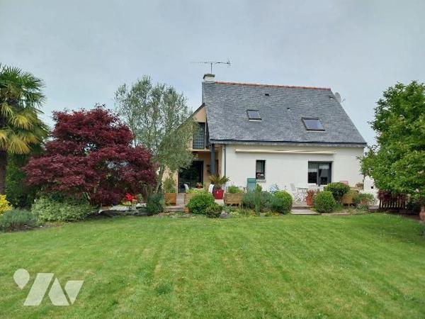 VITRE. Hors lotissement, à deux pas du centre ville, belle maison d'architecte construite en 19...