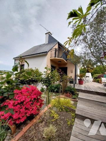 VITRE. Hors lotissement, à deux pas du centre ville, belle maison d'architecte construite en 19...