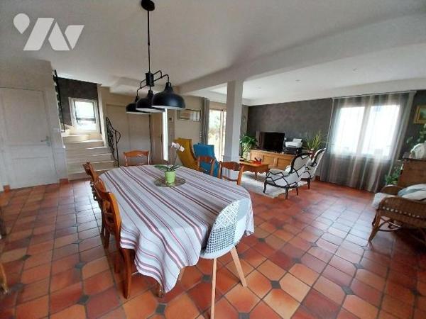 VITRE. Hors lotissement, à deux pas du centre ville, belle maison d'architecte construite en 19...