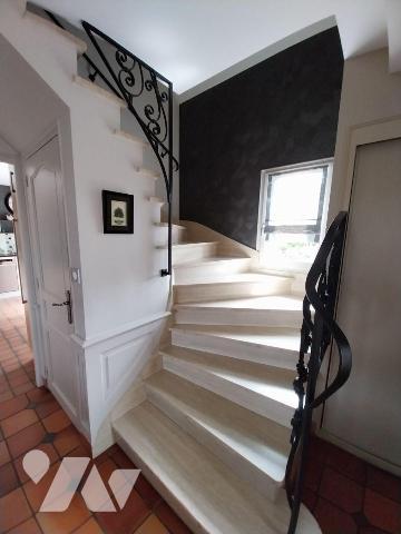 VITRE. Hors lotissement, à deux pas du centre ville, belle maison d'architecte construite en 19...