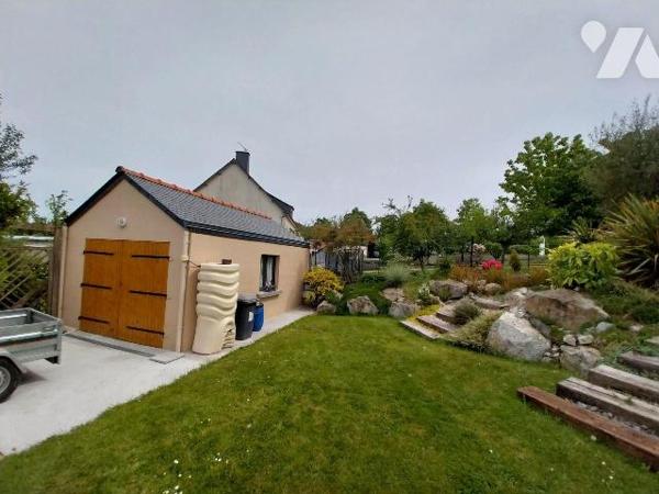VITRE. Hors lotissement, à deux pas du centre ville, belle maison d'architecte construite en 19...