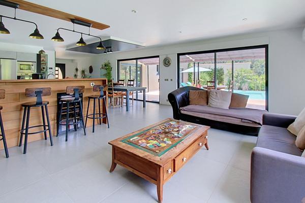 A VENDRE EN EXCLUSIVITÉ A VENDRE À VIDAUBAN - VILLA CONTEMPORAINE AVEC VUE PANORAMIQUE, PISCINE ET PRESTATIONS  DE QUALITÉ !