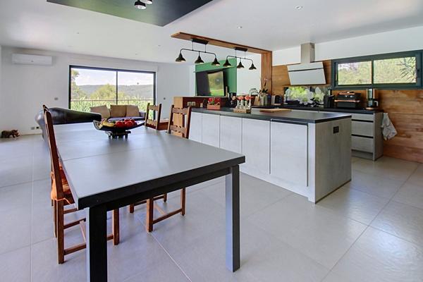 A VENDRE EN EXCLUSIVITÉ A VENDRE À VIDAUBAN - VILLA CONTEMPORAINE AVEC VUE PANORAMIQUE, PISCINE ET PRESTATIONS  DE QUALITÉ !