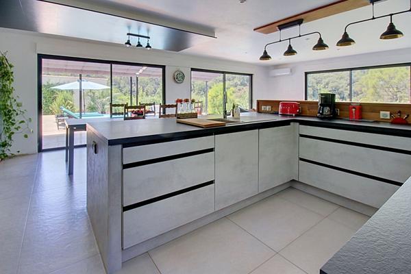 A VENDRE EN EXCLUSIVITÉ A VENDRE À VIDAUBAN - VILLA CONTEMPORAINE AVEC VUE PANORAMIQUE, PISCINE ET PRESTATIONS  DE QUALITÉ !