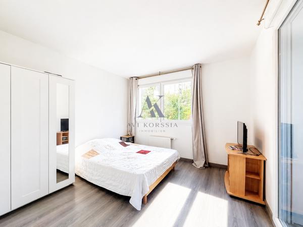 Vénissieux Centre – T2 récent 39 m² avec balcon AVI KORSSIA IMMOBILIER vous propose cet appartement T2 de 39 m² situé au centre de Vénissieux, dans une copropriété récente et sécurisée construite en 2020.