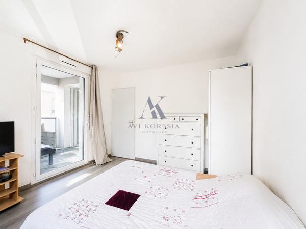 Vénissieux Centre – T2 récent 39 m² avec balcon AVI KORSSIA IMMOBILIER vous propose cet appartement T2 de 39 m² situé au centre de Vénissieux, dans une copropriété récente et sécurisée construite en 2020.