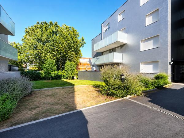 Vénissieux Centre – T2 récent 39 m² avec balcon AVI KORSSIA IMMOBILIER vous propose cet appartement T2 de 39 m² situé au centre de Vénissieux, dans une copropriété récente et sécurisée construite en 2020.