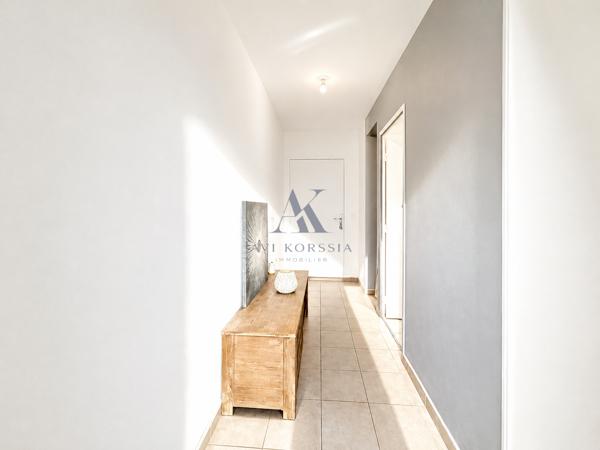 Vénissieux Centre – T2 récent 39 m² avec balcon AVI KORSSIA IMMOBILIER vous propose cet appartement T2 de 39 m² situé au centre de Vénissieux, dans une copropriété récente et sécurisée construite en 2020.