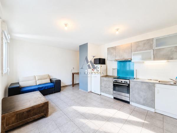 Vénissieux Centre – T2 récent 39 m² avec balcon AVI KORSSIA IMMOBILIER vous propose cet appartement T2 de 39 m² situé au centre de Vénissieux, dans une copropriété récente et sécurisée construite en 2020.