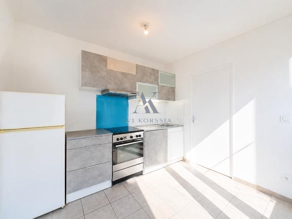 Vénissieux Centre – T2 récent 39 m² avec balcon AVI KORSSIA IMMOBILIER vous propose cet appartement T2 de 39 m² situé au centre de Vénissieux, dans une copropriété récente et sécurisée construite en 2020.