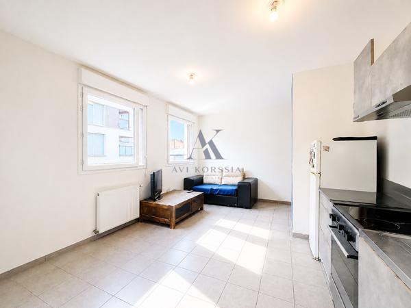 Vénissieux Centre – T2 récent 39 m² avec balcon AVI KORSSIA IMMOBILIER vous propose cet appartement T2 de 39 m² situé au centre de Vénissieux, dans une copropriété récente et sécurisée construite en 2020.