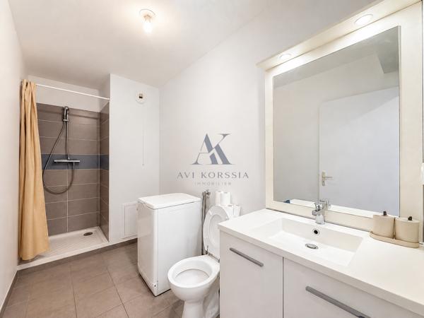 Vénissieux Centre – T2 récent 39 m² avec balcon AVI KORSSIA IMMOBILIER vous propose cet appartement T2 de 39 m² situé au centre de Vénissieux, dans une copropriété récente et sécurisée construite en 2020.