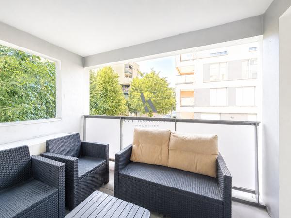 Vénissieux Centre – T2 récent 39 m² avec balcon AVI KORSSIA IMMOBILIER vous propose cet appartement T2 de 39 m² situé au centre de Vénissieux, dans une copropriété récente et sécurisée construite en 2020.