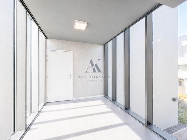 Vénissieux Centre – T2 récent 39 m² avec balcon AVI KORSSIA IMMOBILIER vous propose cet appartement T2 de 39 m² situé au centre de Vénissieux, dans une copropriété récente et sécurisée construite en 2020.